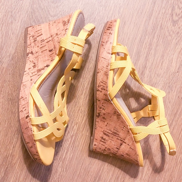 🟣 NY&Co Yellow Faux Cork Wedge Sandals 8 EUC - Picture 4 of 9